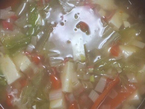 白菜と人参 カニカマと餃子の皮と豆腐のスープ